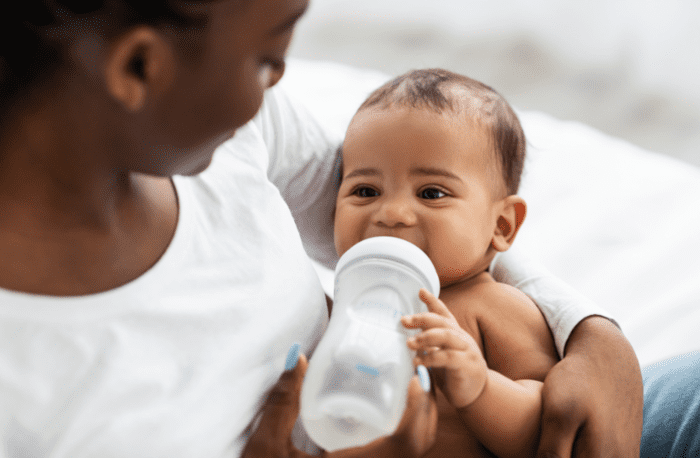 image de l'article Donner le biberon physiologiquement, pour prévenir les reflux