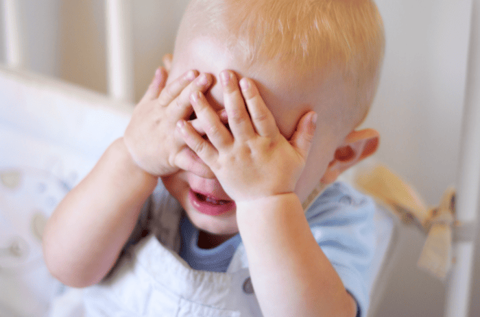 image de l'article L'importance du coucou-caché : un jeu fondamental pour le développement de l'enfant