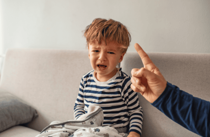 image de l'article Pourquoi les punitions sont inefficaces : impacts psychologiques et alternatives pour élever vos enfants