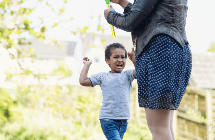 image de l'article Mon enfant tape : comment réagir ?