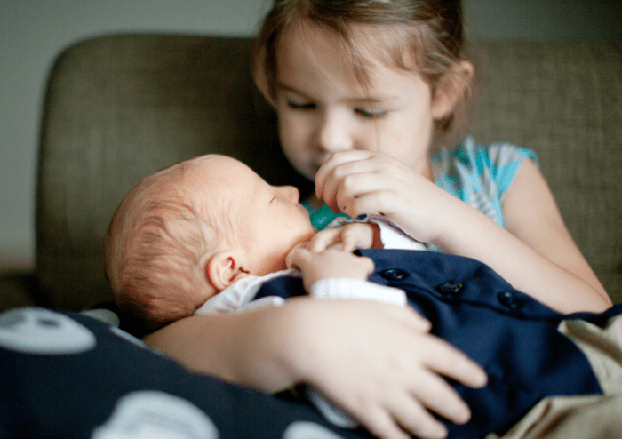 image de l'article Préparer la fratrie à l’arrivée d'un nouveau bébé